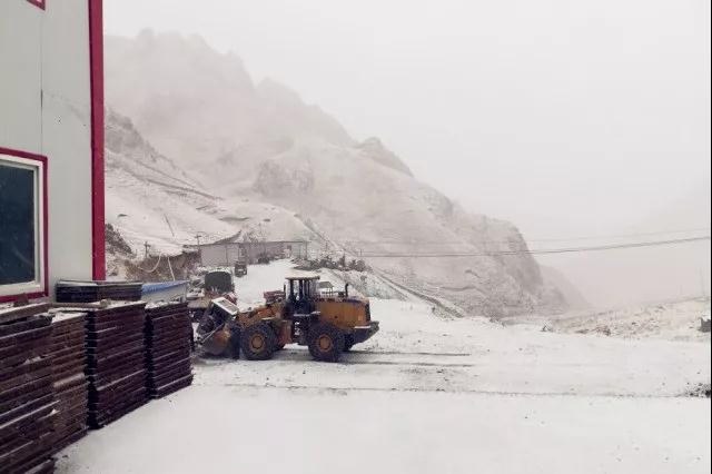 人間四月芳菲盡，山中春雪還復(fù)來(lái)