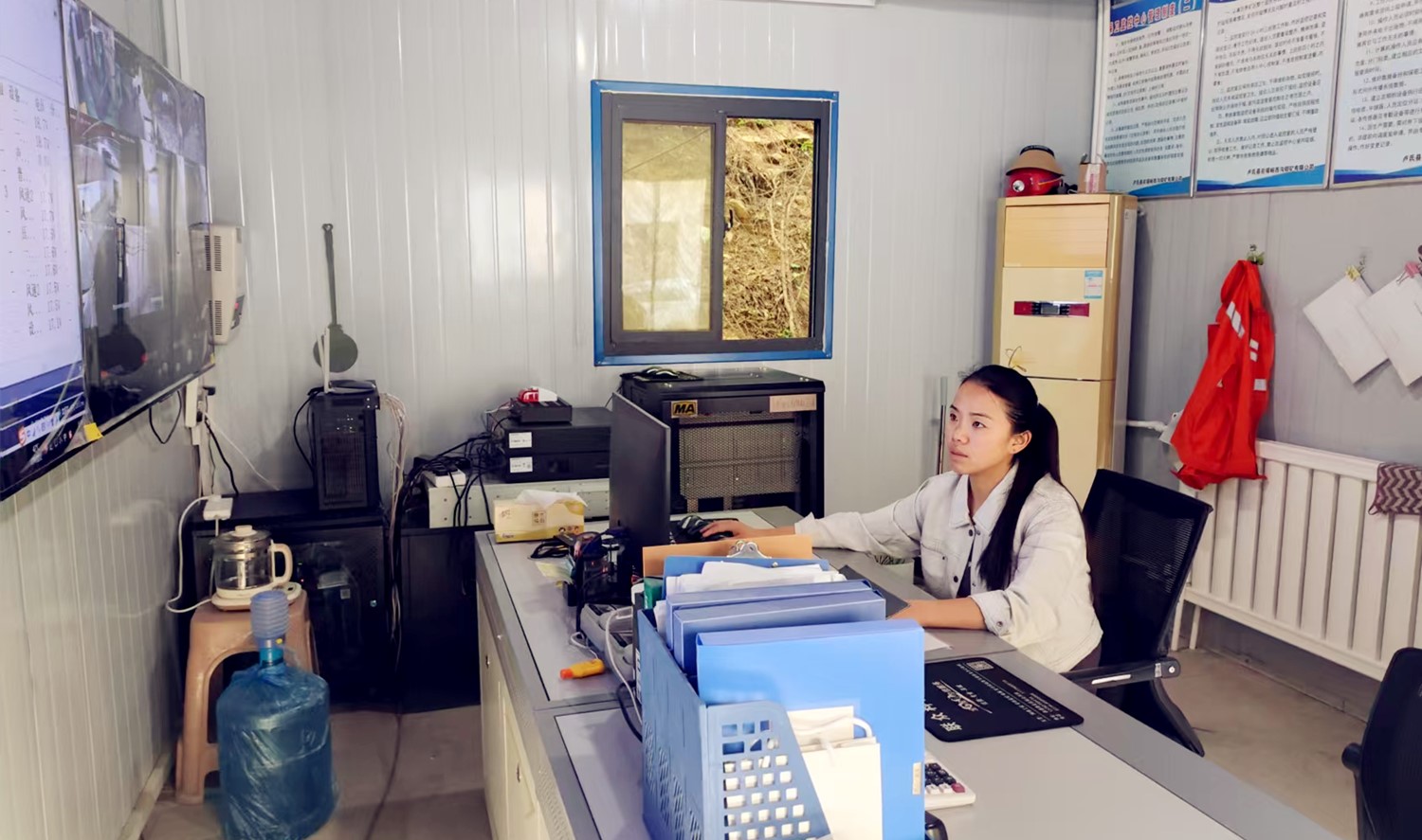 堅(jiān)守安全防線，綻放巾幗風(fēng)采｜記西溝鐵礦安全監(jiān)控員黃春玲